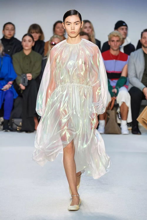 jw anderson 2020秋冬系列用簡(jiǎn)潔有力的時(shí)裝廓形,為當(dāng)下成熟的 多變的 敏銳的女性衣櫥提出實(shí)用性更強(qiáng)的解決方案 服裝