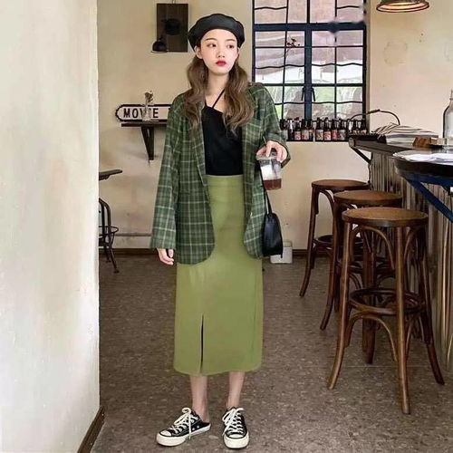 服裝搭配 厚外套 闊腿褲 毛衣 半裙 運(yùn)動(dòng)鞋 貝雷帽 精致冬日女生